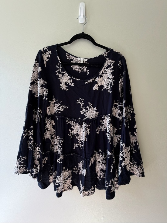 JODIFL Tops - Women's Black Floral Peasant Top